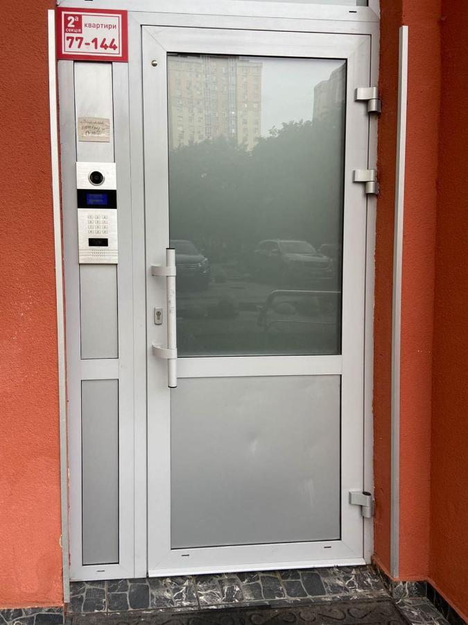 Large 2 Room Apartment With A Beautiful View 2 Min Metro Chernigivska Киев Екстериор снимка
